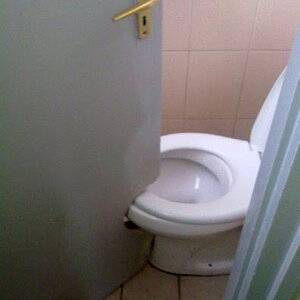 bathroom-door-fail.jpg