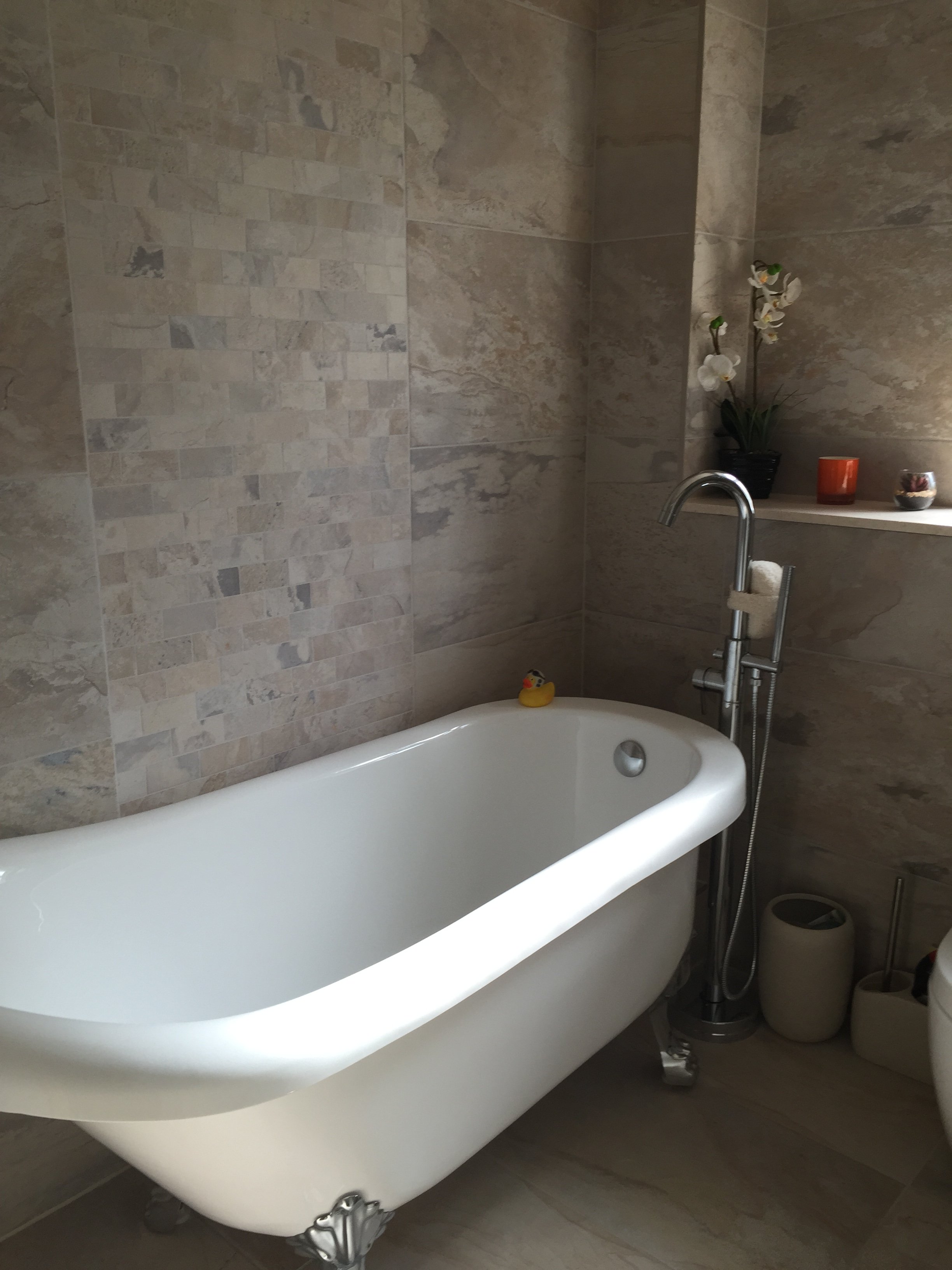 Winter Slate Mosaic Panel in middle of the bath