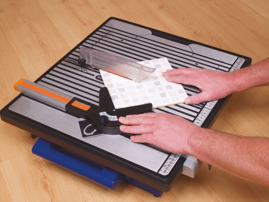 103420-Versatile-Power-Pro-750-Wet-Saw-230v-cut-tile-at-angle_6a7a9df00d7cd1df6a0d42c35eb8815b.jpg