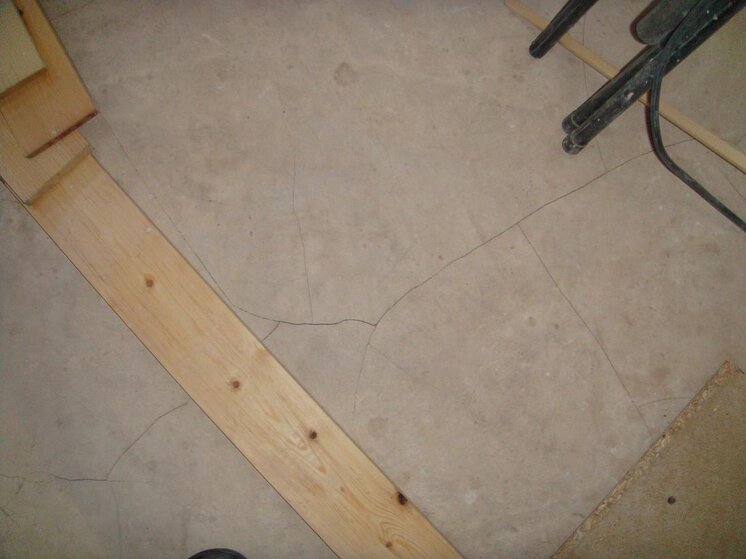floor_cracks.jpg