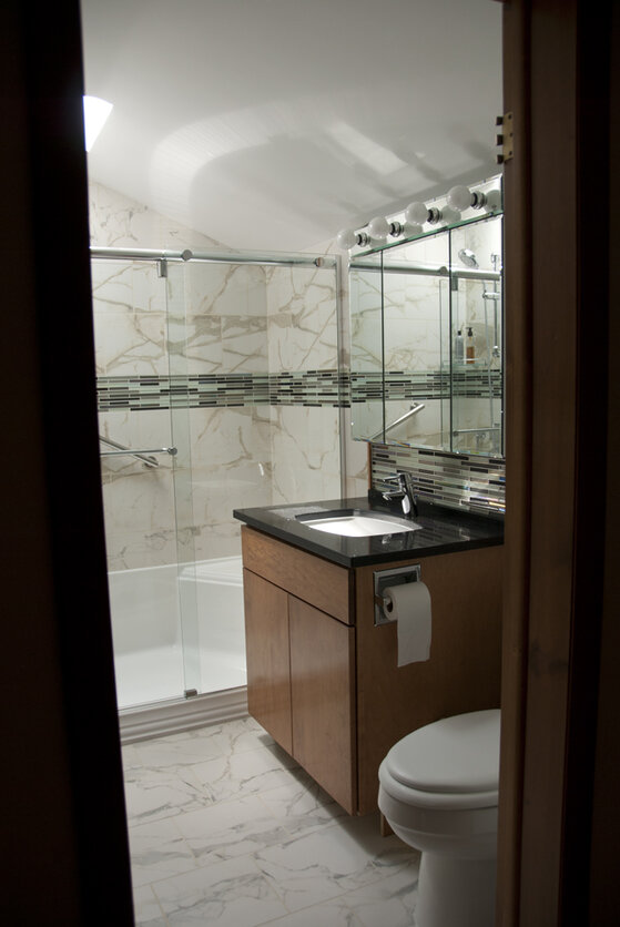 hall bath 2.jpg