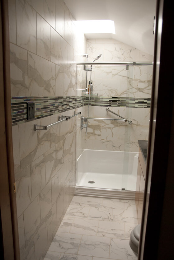 hall bath 3.jpg