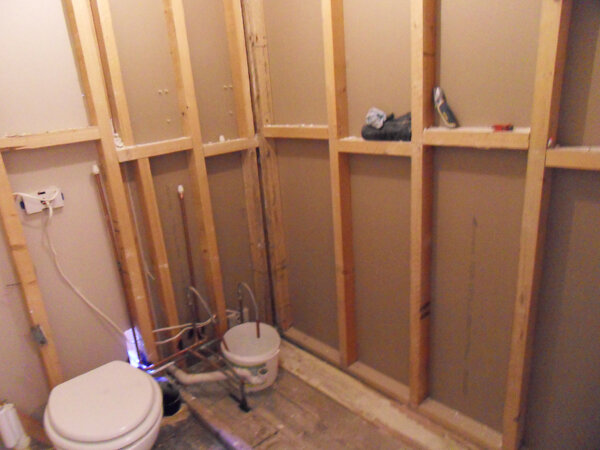 Bathroom Before 2.jpg
