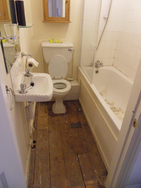 Bathroom Before 1.jpg