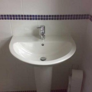 Brickbonded sink with mosaic border and floor