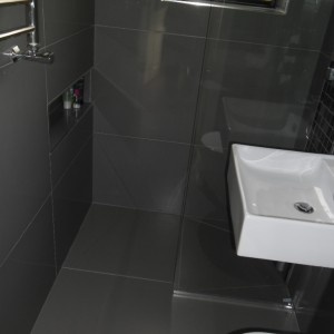 Media 'Wet Room Porcel Thin' in album 'Wet Room in Porcel-Thin'