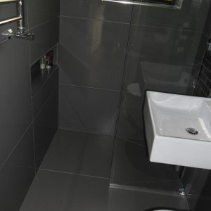 Media 'Wet Room Porcel Thin' in album 'Wet Room in Porcel-Thin'