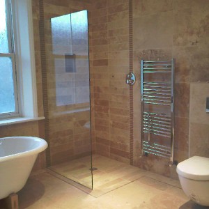 Travertine Honed & Filled 600x400mm with mosaic inlay and cut Travertine designer panel to 'wet' area (2)