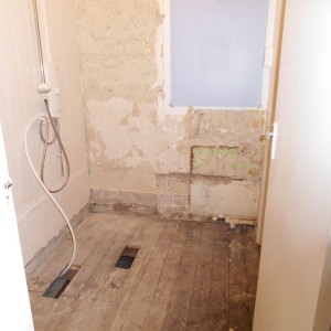 Old bathroom 1