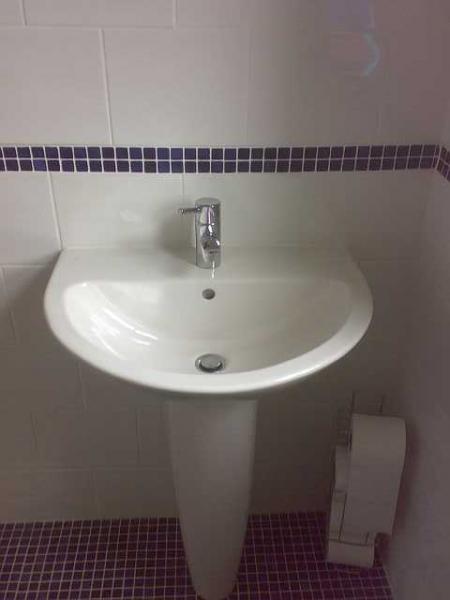 Brickbonded sink with mosaic border and floor