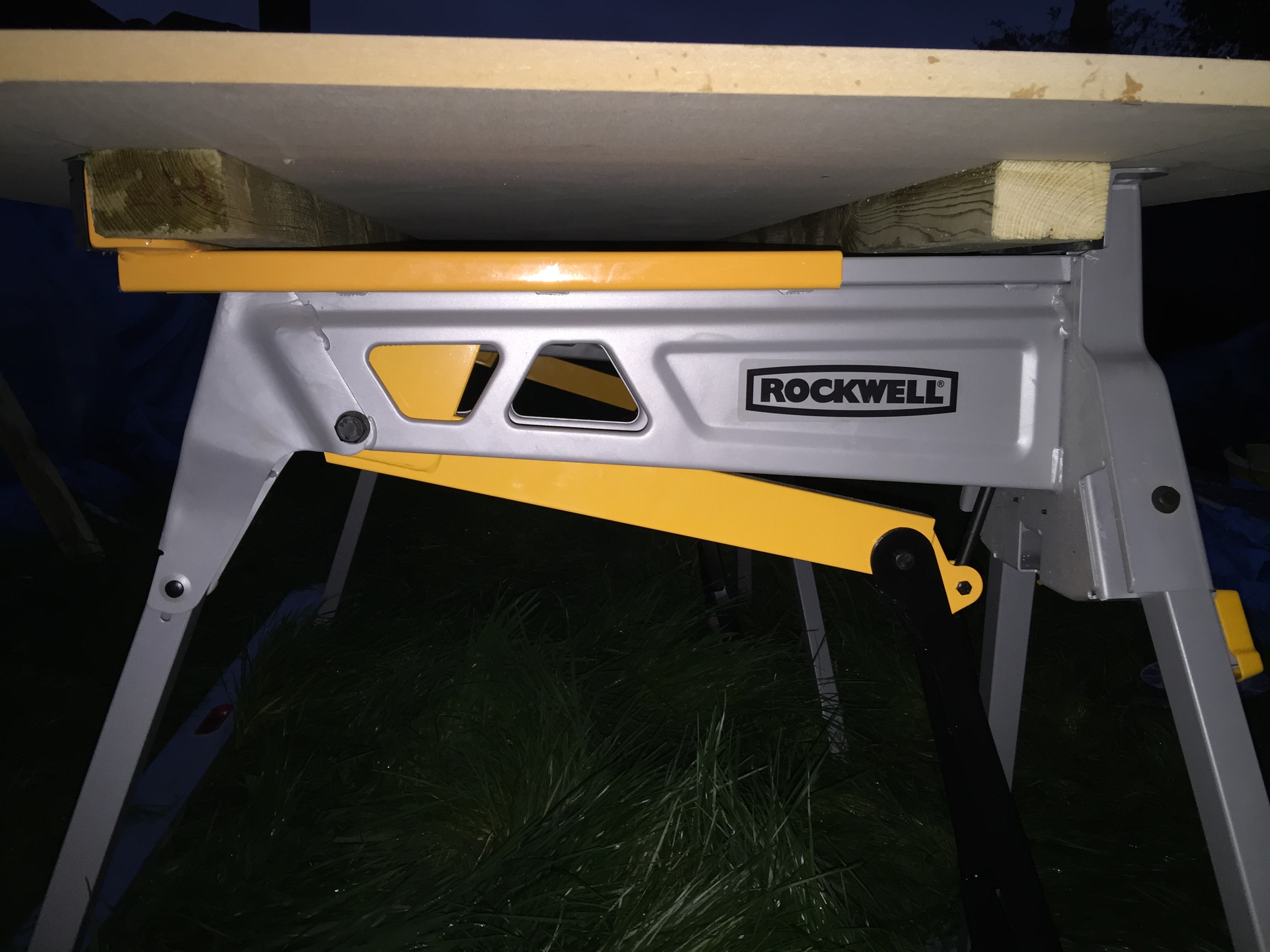 Cutting bench for large format tiles